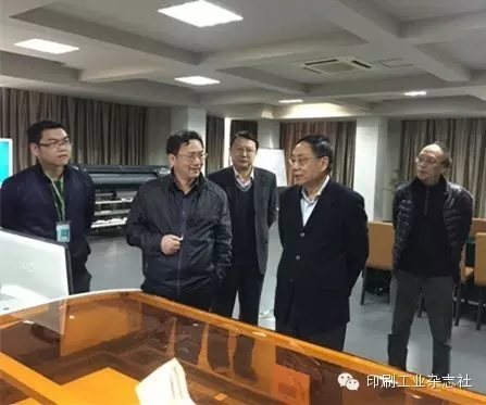 杭州科雷总工程师卢伟毅(左二)向徐建国理事长一行介绍科雷的创新技术